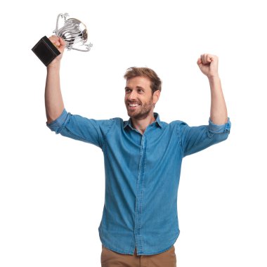 casual adam bir kupa tutarak başarı kutluyor ve beyaz arka plan üzerinde tarafına görünüyor