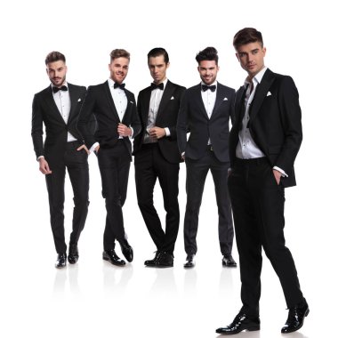 onların önünde beyaz arka plan üzerinde duran, tarafına bakarak rahat lideri ile beş mamülleri Grup