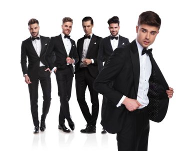 Titanic'ten açık bir ceket sahip ön, yan seyir lideri ile beş yakışıklı erkeklerde. Beyaz bir arka plan üzerinde duruyorlar