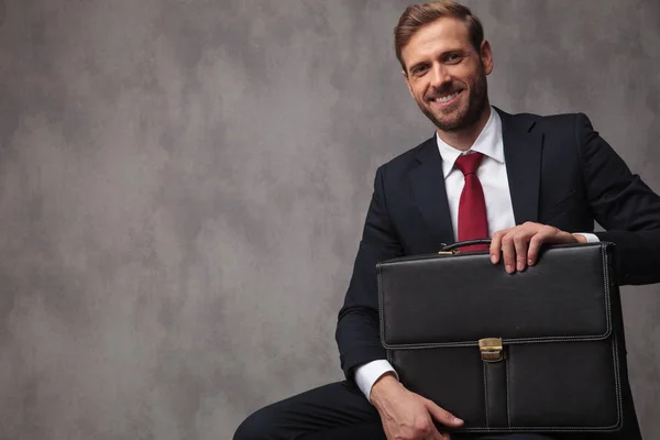 Smiling Businessman Suitcase Waiting Interview Studio Picture — Stock Photo, Image