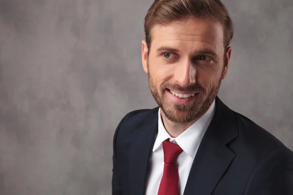 Close Retrato Jovem Empresário Sorridente Olhando Para Lado Estúdio — Fotografia de Stock