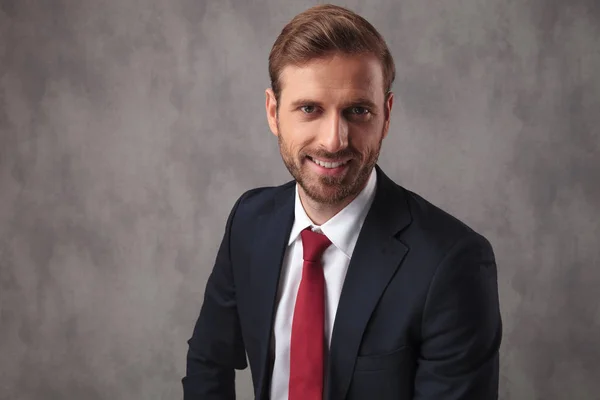 Retrato Jovem Empresário Sorridente Olhando Para Câmera Papel Parede Estúdio — Fotografia de Stock