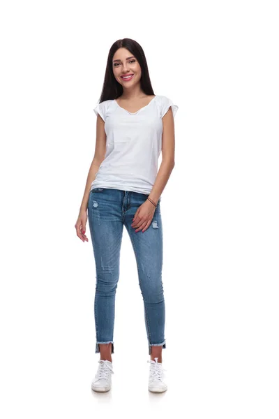 Sexy Morena Casual Chica Usando Jeans Camiseta Pie Sobre Fondo — Foto de Stock