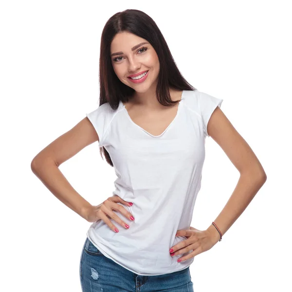 Sexy Lässige Frau Weißem Shirt Stehend Mit Den Händen Auf — Stockfoto