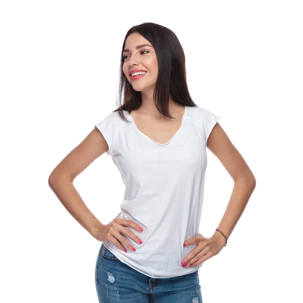 Προσωπογραφία Γυναίκας Αυτοπεποίθηση Λευκό Shirt Που Ψάχνει Πλευρά Ενώ Στέκεται — Φωτογραφία Αρχείου
