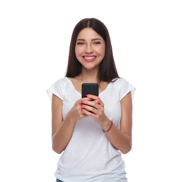 Retrato Hermosa Mujer Sonriente Mensajes Texto Teléfono Móvil Mientras Que — Foto de Stock