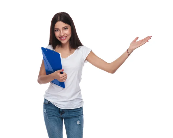 Beautiful Casual Woman Holds Blue Folder Presents Side While Standing — Stock Photo, Image