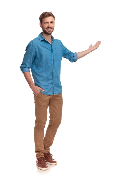 Helkropps Bild Ung Casual Man Presentera Något Vit Bakgrund — Stockfoto