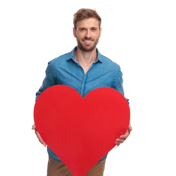 Joven Feliz Hombre Casual Sosteniendo Gran Corazón Rojo Para Día —  Fotos de Stock