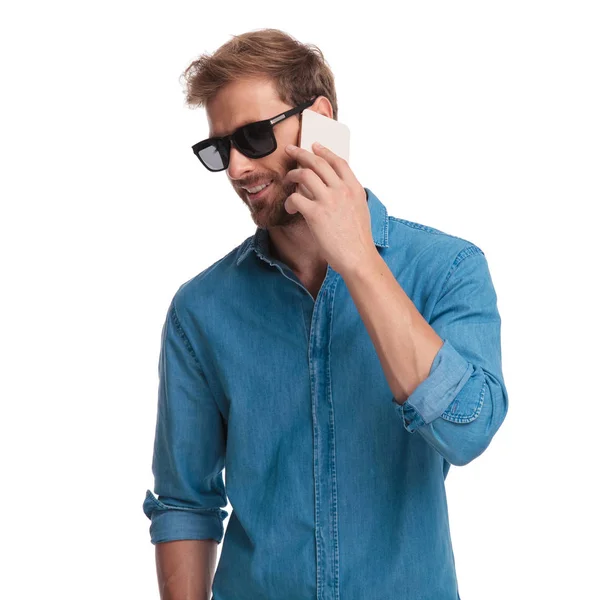 Joven Hombre Casual Mira Lado Mientras Habla Por Teléfono Sobre — Foto de Stock