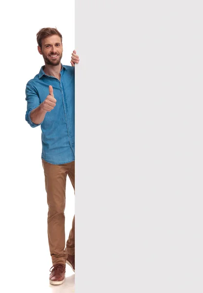 Sorridente Uomo Casuale Che Presenta Cartellone Bianco Pollice Segno Sfondo — Foto Stock
