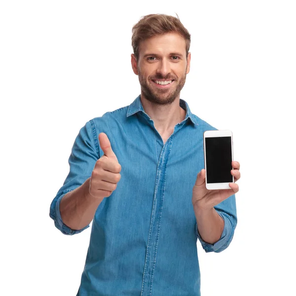 Усміхнений Випадковий Чоловік Показує Порожній Екран Свого Телефону Робить Знак — стокове фото