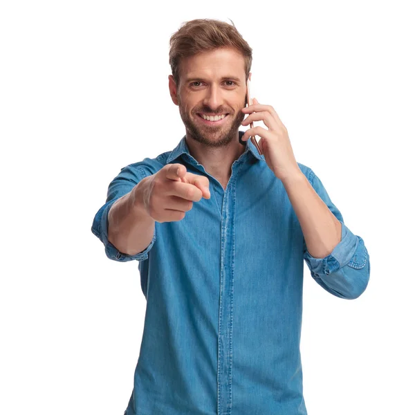 Casual Man Wijzende Vinger Camera Glimlachen Tijdens Het Gesprek Telefoon — Stockfoto