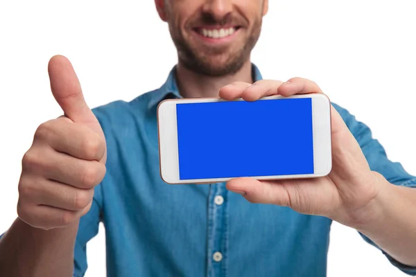 Bir Adamın Bir Phne Ekran Gösterilen Kesme Görüntü Yapar Işareti — Stok fotoğraf
