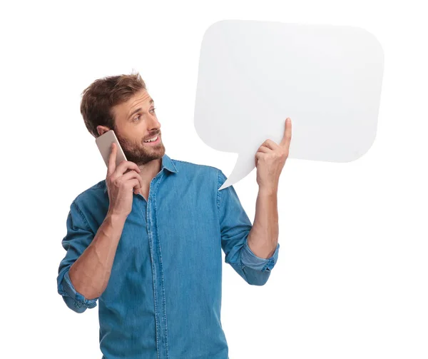 Homem Feliz Falando Telefone Celular Olha Para Uma Bolha Discurso — Fotografia de Stock