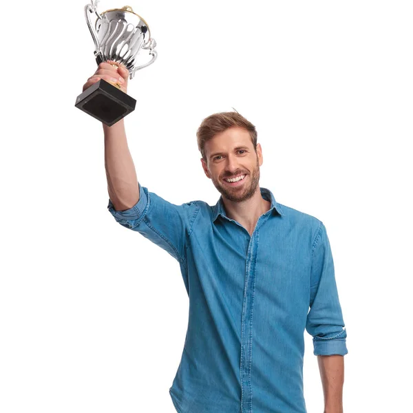 Aufgeregter Junger Mann Mit Einer Trophäe Der Luft Auf Weißem — Stockfoto