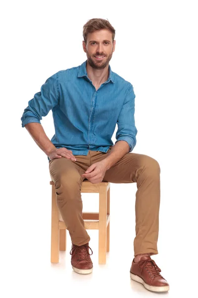 Jovem Homem Casual Fazendo Uma Pausa Sentado Uma Cadeira Fundo — Fotografia de Stock