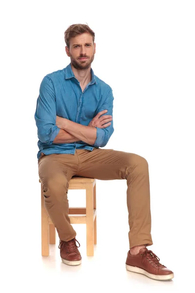 Serious Young Casual Man Sitting Hands Crossed White Background — Stock Photo, Image