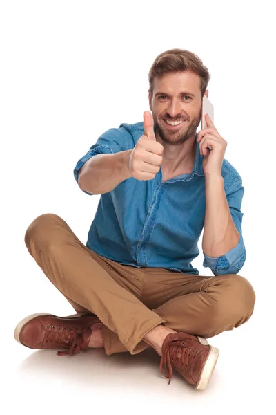 Joven Feliz Sentado Casual Hombre Habla Por Teléfono Hace Signo — Foto de Stock