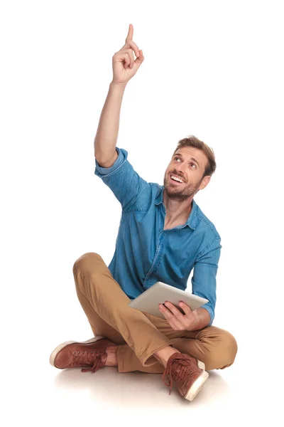 Glücklicher Lässiger Mann Der Erfolg Feiert Während Tablet Arbeitet Sitzend — Stockfoto