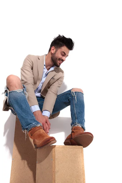 Uomo Casual Sorridente Abito Marrone Appoggiato Scatole Legno Guardando Verso — Foto Stock