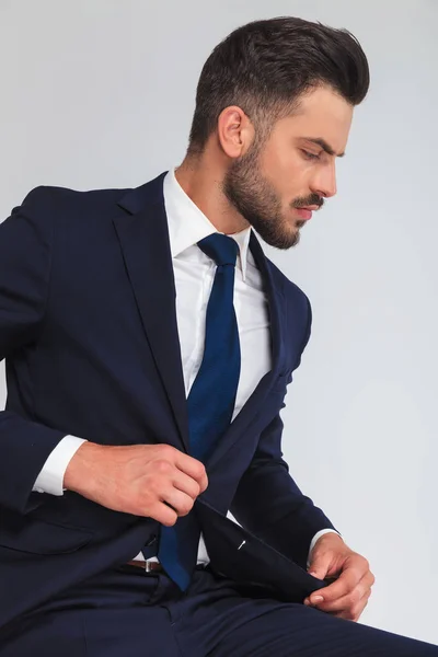 Retrato Hombre Negocios Guapo Abotonando Traje Marino Mientras Mira Hacia —  Fotos de Stock