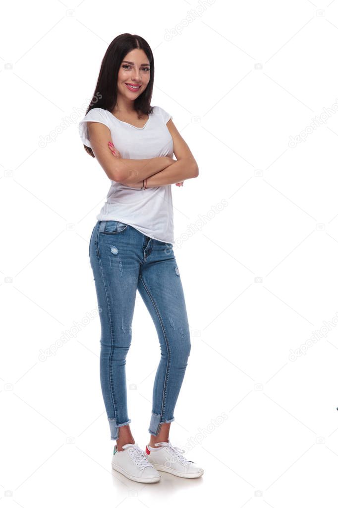 Mujer Morena Confiada Vistiendo Una Camiseta Blanca Jeans Pie Con Foto de stock feedough 211724146