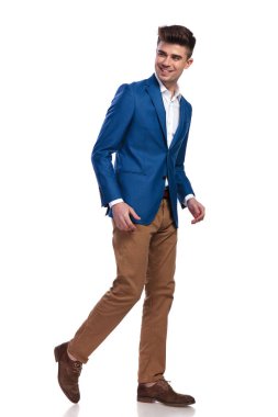 geri beyaz arka plan üzerinde omzunun üzerinden bakarak yürüyen bir işadamı yan görünüm