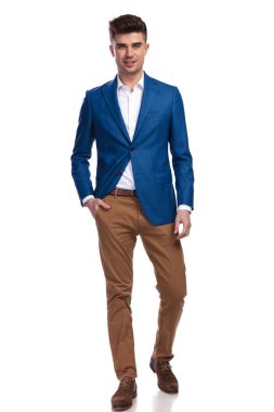 tek elle beyaz arka plan üzerinde cebinde duran genç gülümseyen adam