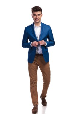 mutlu genç işadamı wlking ve ceketini beyaz zemin üzerine kadar düğmelerini