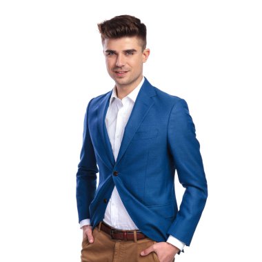 portre rahat bir gülümseyen modern insanın elleri ceplerinde beyaz arka plan üzerinde olan