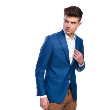 Genç yakışıklı adam geri görünüyor ve yaka beyaz arka plan üzerinde tutar