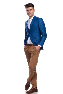 cepler ve beyaz zemin üzerine bağdaş gülümseyen genç adam ile ayakta eller