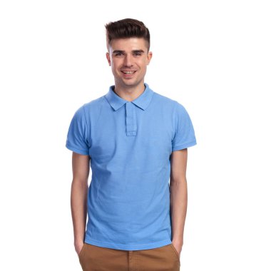 elinde beyaz arka plan üzerinde cepler ile rahat rahat delikanlı