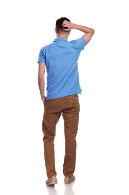 beyaz zemin üzerine başını tırmalamak şaşkın adam arkadan görünüm