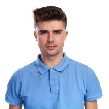 Beyaz arka plan üzerinde ciddi bir casual adam portresi