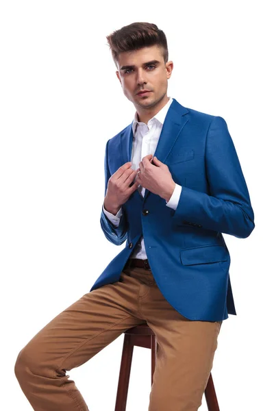 Zittend Smart Casual Man Die Van Zijn Halsband Witte Achtergrond — Stockfoto