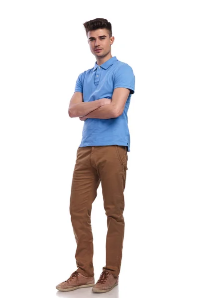 Całego Ciała Obraz Młodego Mężczyzny Dzień Koszulka Polo Stojąc Rękami — Zdjęcie stockowe