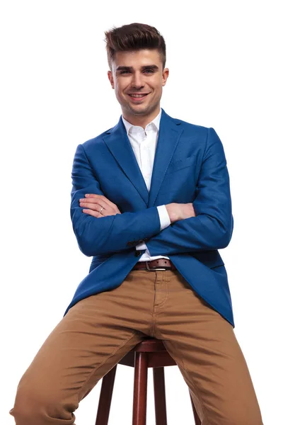 Gelukkig Casual Jongeman Met Handen Gekruist Zittend Een Stoel Witte — Stockfoto