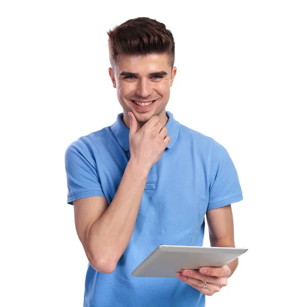 Glimlachend Casual Man Met Tablet Denkt Witte Achtergrond — Stockfoto