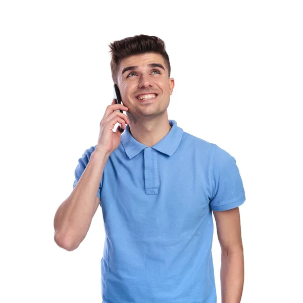 Lachende Casual Man Praten Aan Telefoon Omhoog Zoek Naar Iets — Stockfoto