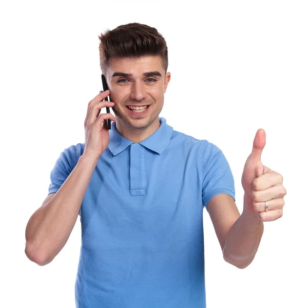 Homem Casual Feliz Falando Telefone Faz Sinal Fundo Branco — Fotografia de Stock