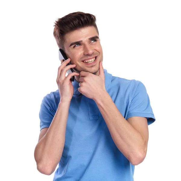 Podczas Rozmowy Telefon Białym Tle Marzy Szczęśliwy Młody Człowiek Dorywczo — Zdjęcie stockowe