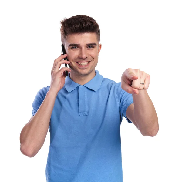 Χαμογελαστός Άνθρωπος Casual Μιλάμε Στο Τηλέφωνο Δείχνει Δάχτυλο Λευκό Φόντο — Φωτογραφία Αρχείου