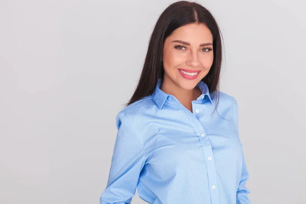 Portrait Brunette Casual Woman Smiling While Standing Light Grey Background — Stock Photo, Image