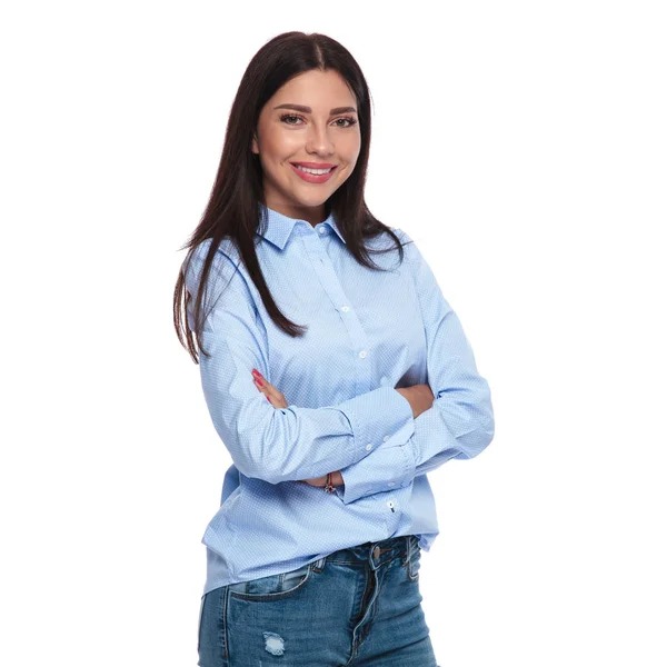 Portret Uśmiechający Się Kobiety Brunetki Sobie Niebieską Koszulę Dżinsy Stojąc — Zdjęcie stockowe