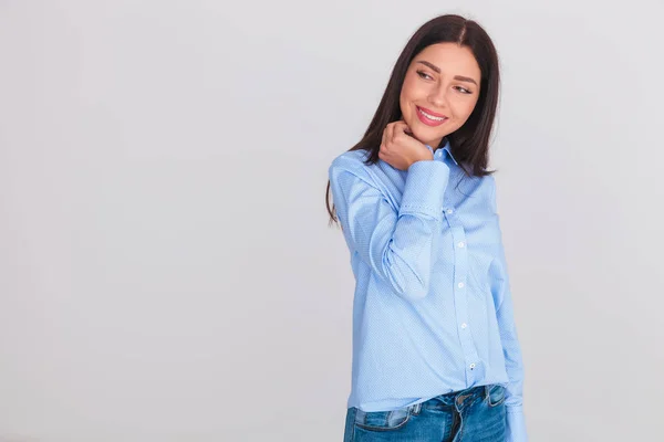 Retrato Sorrindo Morena Casual Mulher Pensando Olhando Para Lado Enquanto — Fotografia de Stock