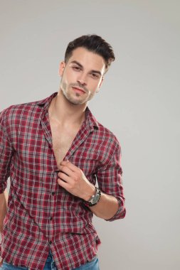 gri arka plan üzerinde poz gülümseyen bir casual adam portresi
