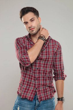 bir rahat rahat adamın gri arka plan üzerinde seksi poz