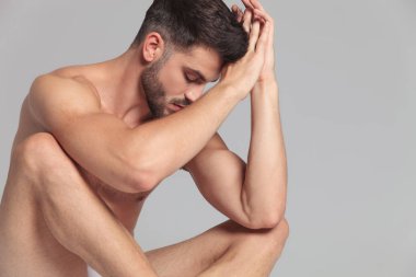 üzgün çıplak adam gri arka plan üzerinde meditasyon